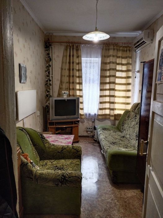 Продам 2х комнатную квартиру.Сталинка 2 эт.