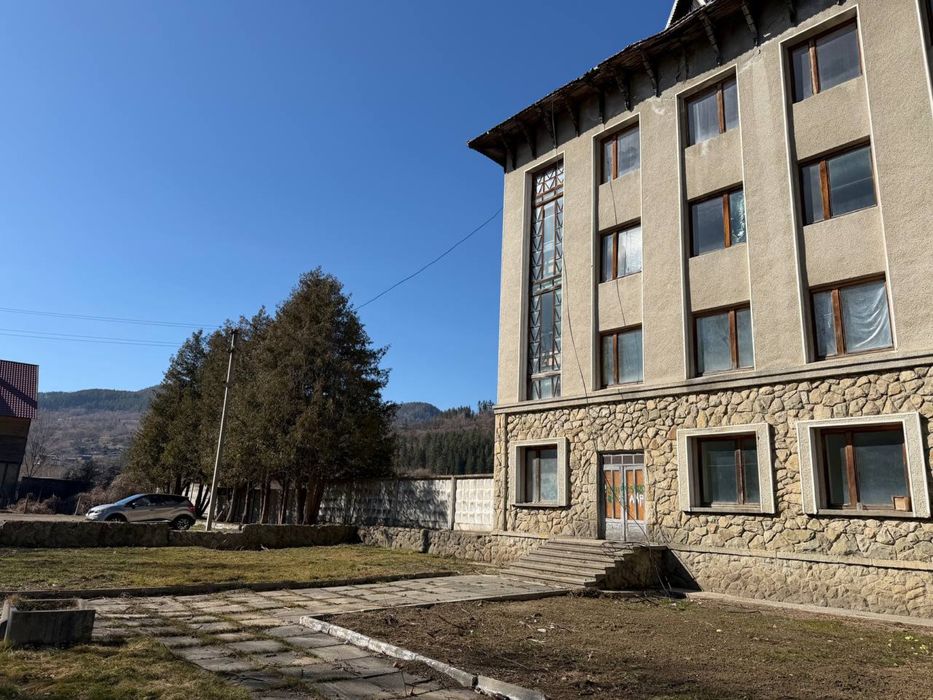 Комерційний комплекс у Делятині, траса ІФ–Яремче–Буковель