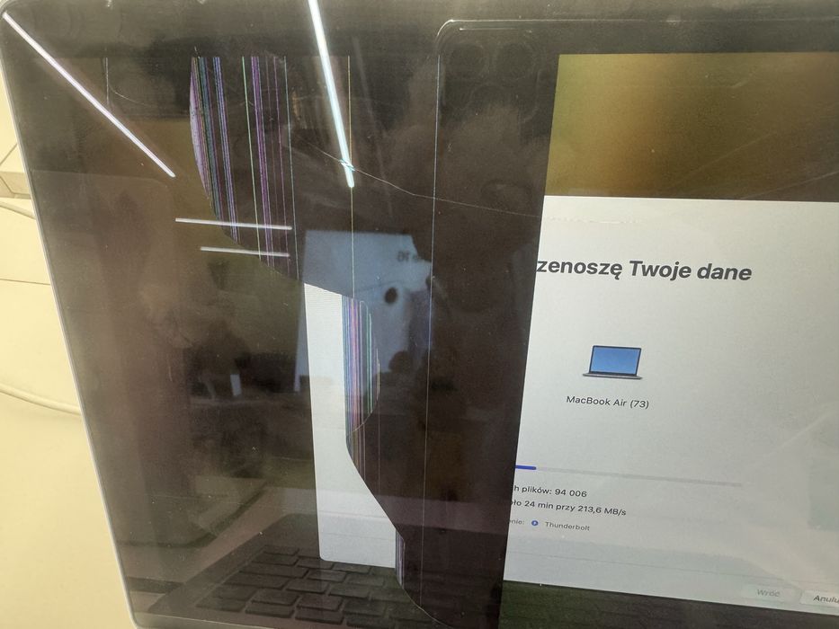 Macbook, zakupiony rok temy, uszkodzona matryca