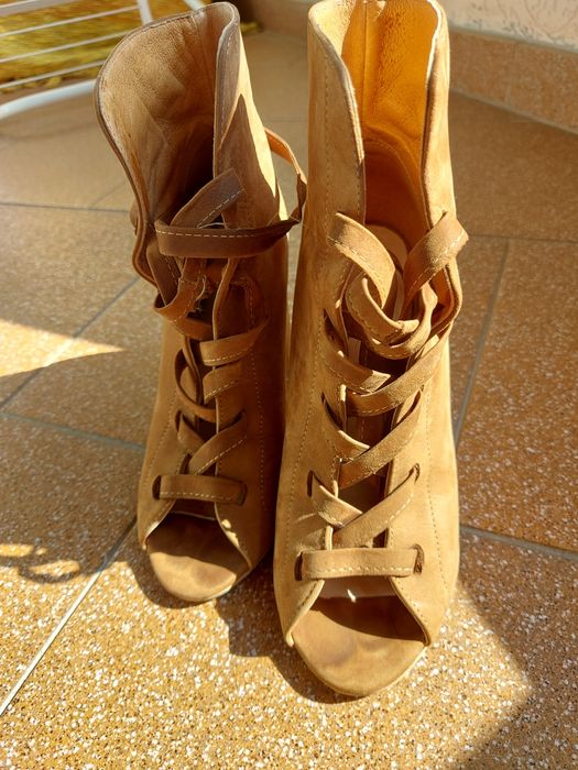 Босоніжки з натуральної замші