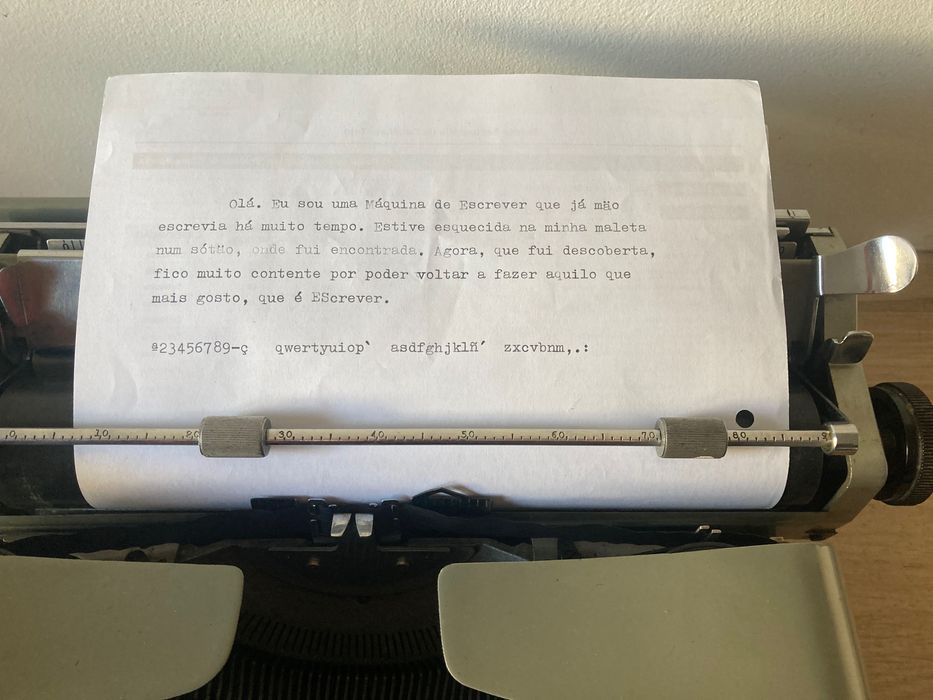 Máquina de escrever  *  Olivetti