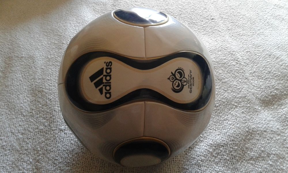Bolas novas a estrear, Oficiais FIFA, adidas: Mundiais: 1994 USA; 1998 França; 2002 Coreia Sul/Japão; 2006 Germany. 175€/un.  500€/4 bolas
