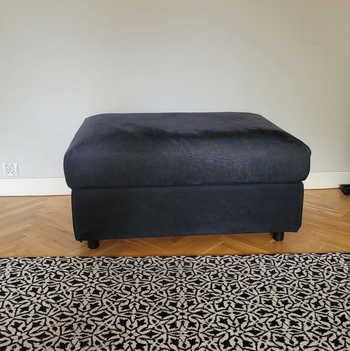 Granatowy puf Ikea z miejscem do przechowywania