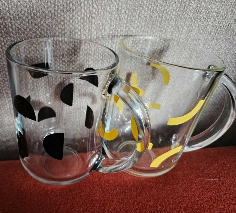 Kubek z hartowanego szkła z uchem.