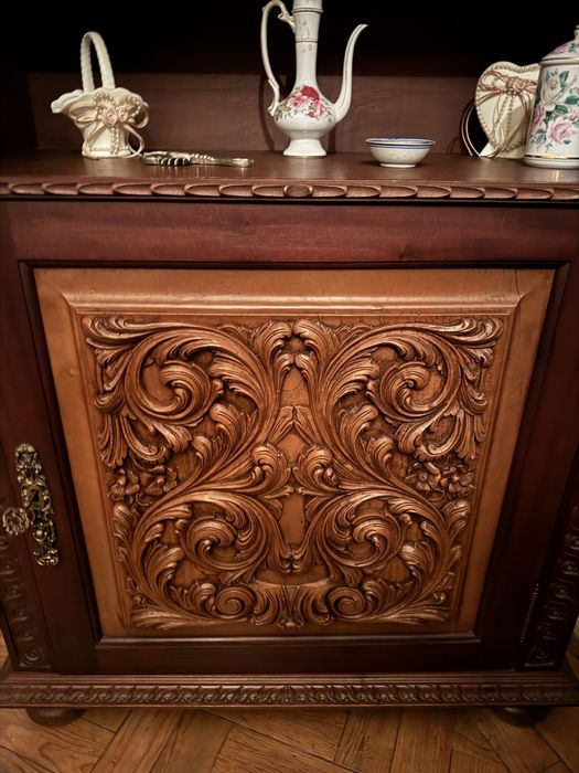 Movel com trabalhados em madeira