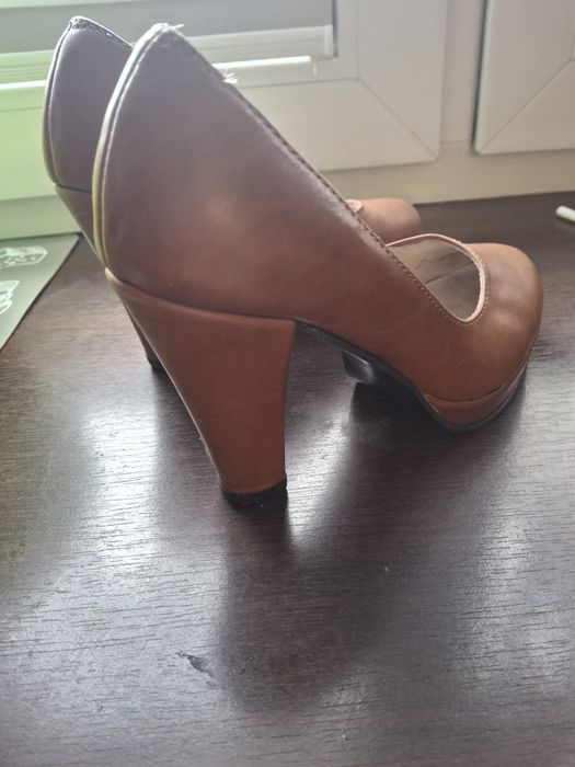 Damskie buty na obcasie , skórzane. 37