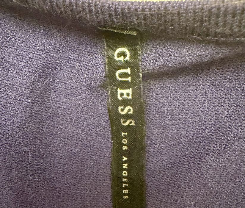 жіночий джемпер GUESS — ідеальний варіант для тих, хто полюбляє поєднувати комфорт зі стилем