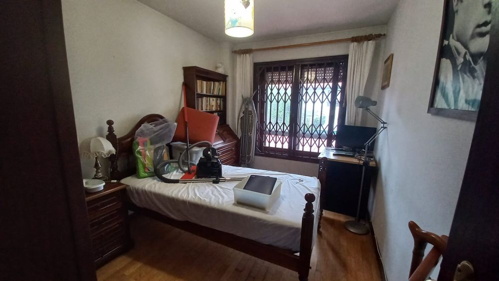 Vendo quarto com cama de solteiro e móveis vintage com  3 peças