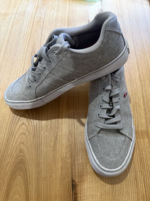 Продам кросівки Levis