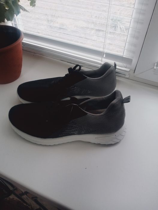 Кроссовки летние в новом состоянии