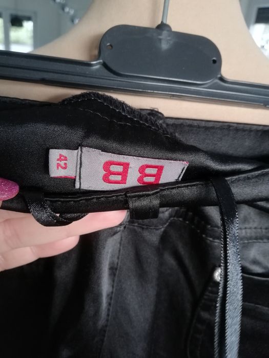 R. 42 czarne satynowe spodnie do kolan spodenki