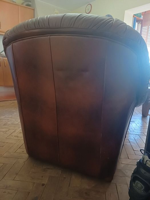 Sofa castenho estilo antigo