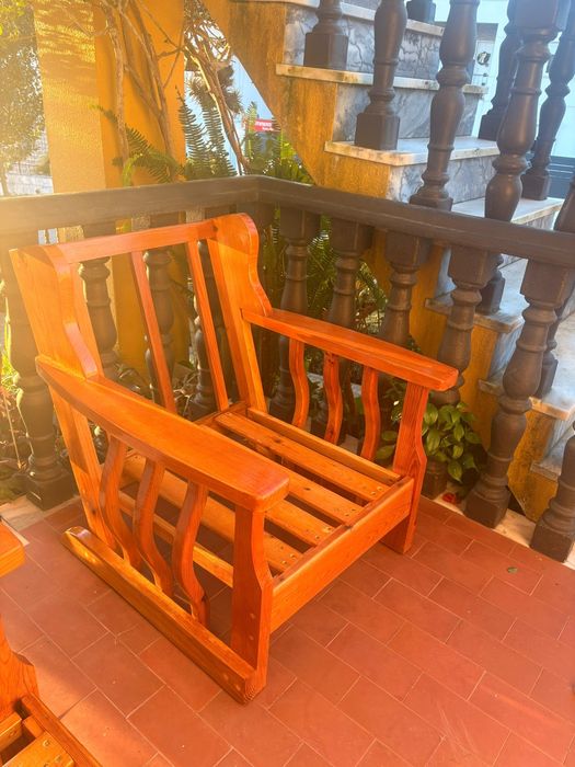 2 cadeirões em madeira