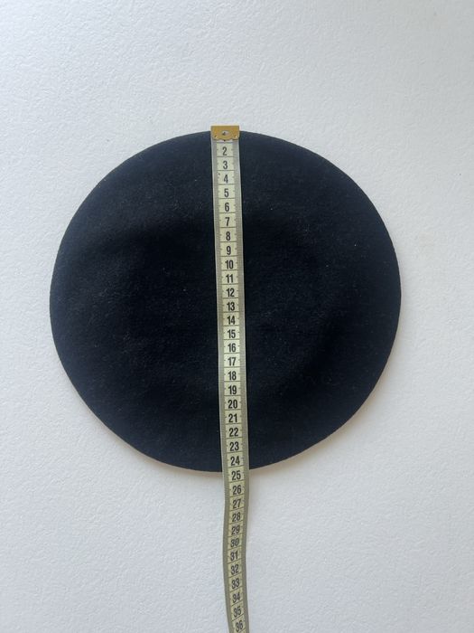 черный шерстяной берет