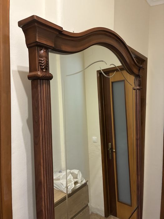 Móvel e espelho madeira escura