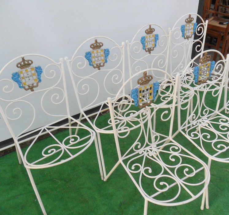 Cadeiras em ferro com brasão