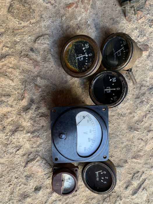 Амперметр, вольтметр, також датчик масла для  трактора