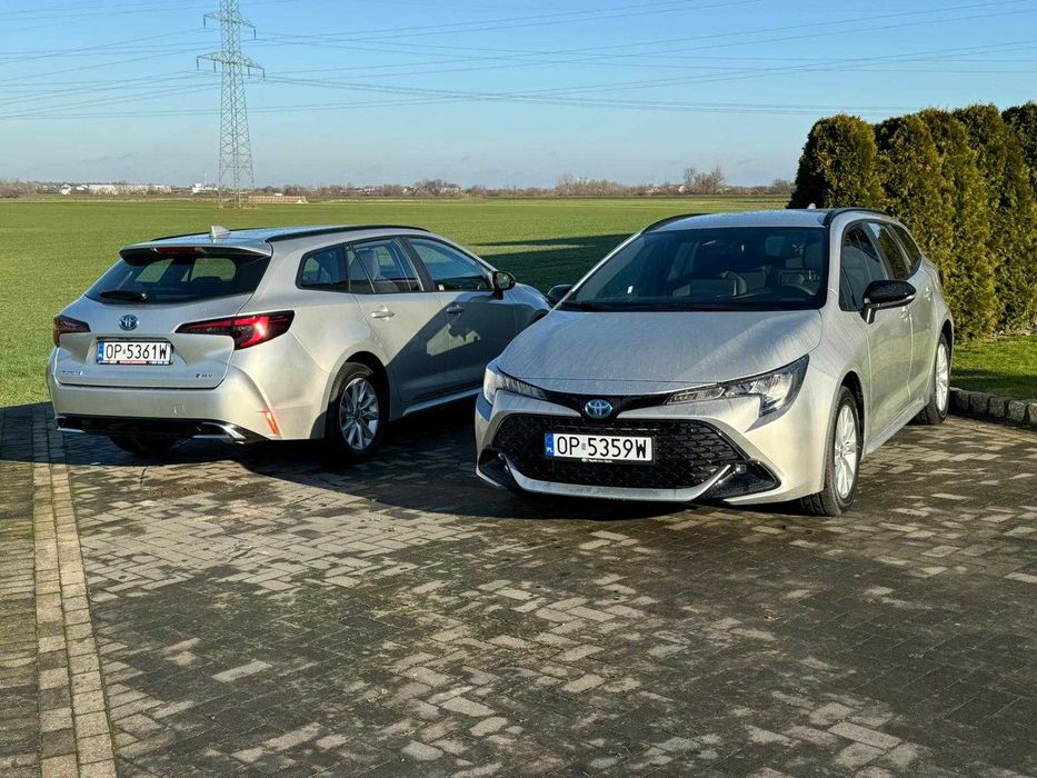Wynajem samochodu Toyota Corolla hybrid kombi wynajem busa 9 osobowego