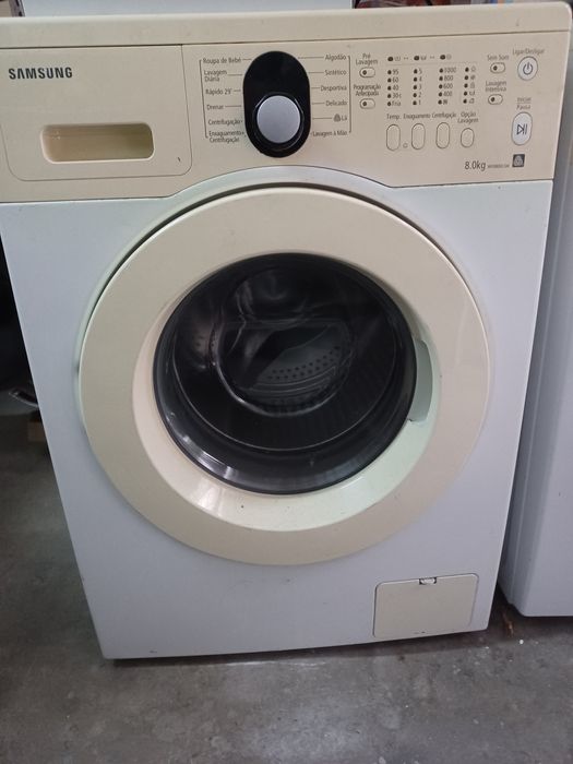 Máq. Lavar roupa  Samsung  8kg ,em perfeito estado de funcionamento,  e silenciosa.