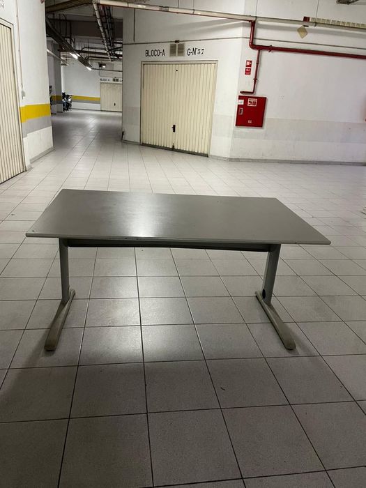 Secretária de ferro