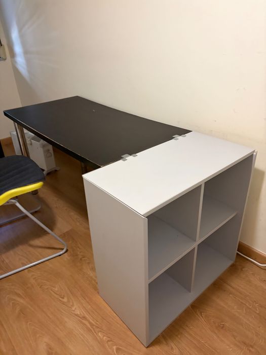Secretária com estante Ikea