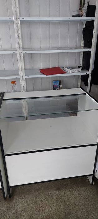 Торгівельне обладнання. Прилавки