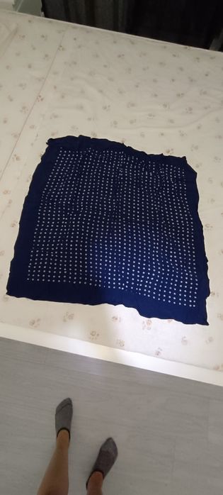 Lenço quadrado azul e branco . Usado