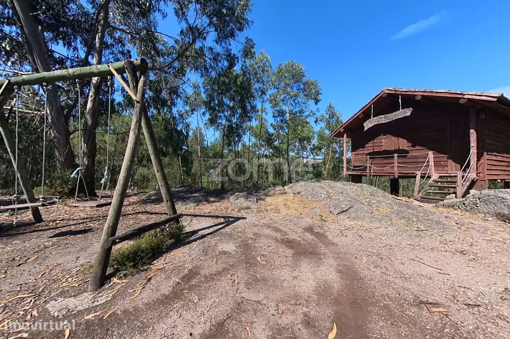Terreno florestal de 18600 m2 com vistas panorâmicas.