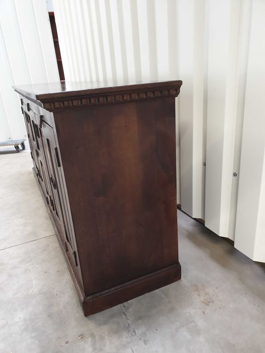 Masywna komoda kolonialna wykonana z litego palisandru indyjskiego.