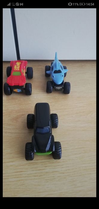 8 carros Monster Truckers da marca Monster Jam