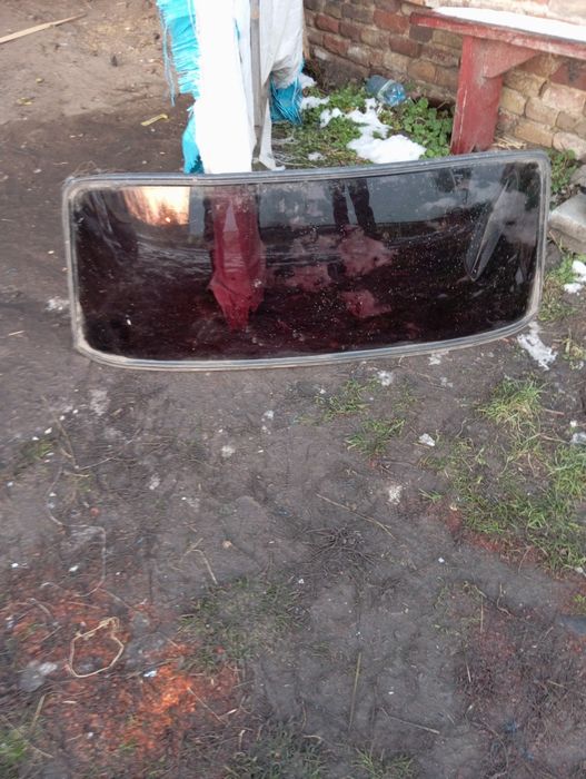 Продам лобове скло і заднє скло на ваз 2106