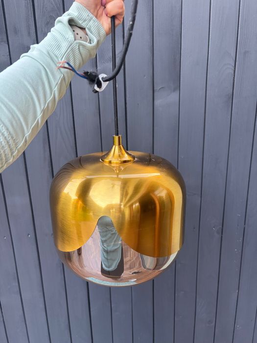 Złota lampa wisząca nad stół