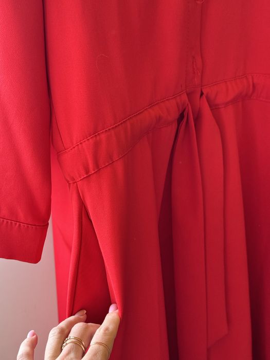 Червона сукня з довгим рукавом, підкачується на гудзик