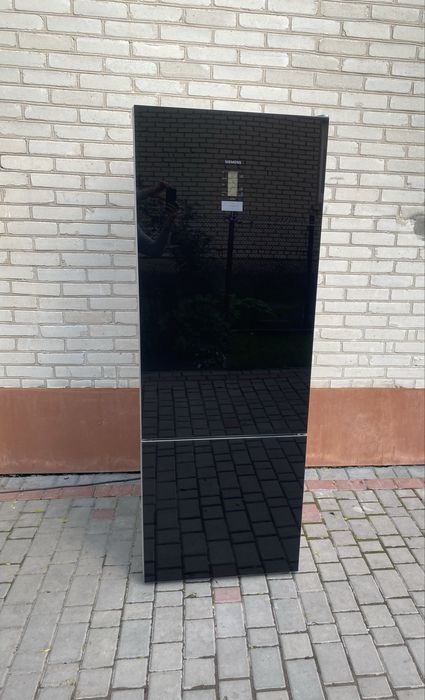 Холодильник Siemens чорне скло