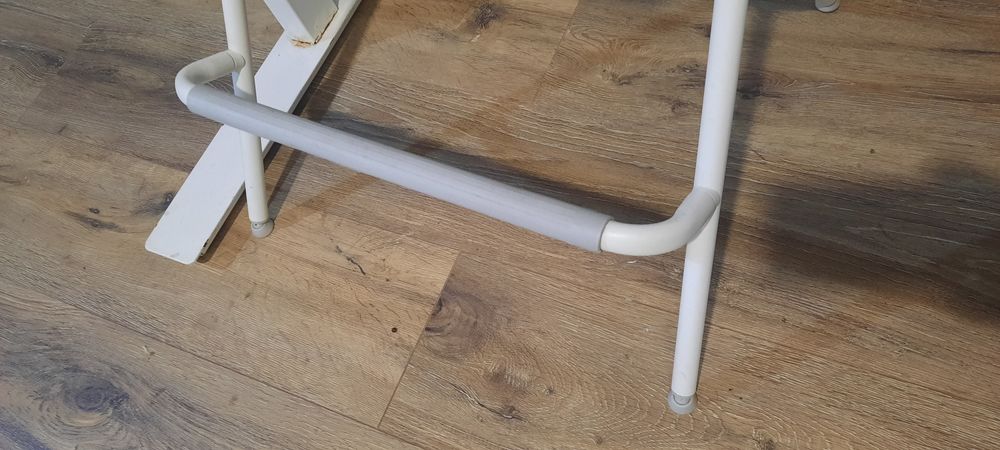 Secretária e banco alto com encosto ikea