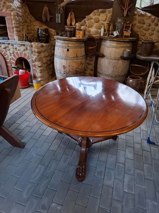 Stare drewniane stoły