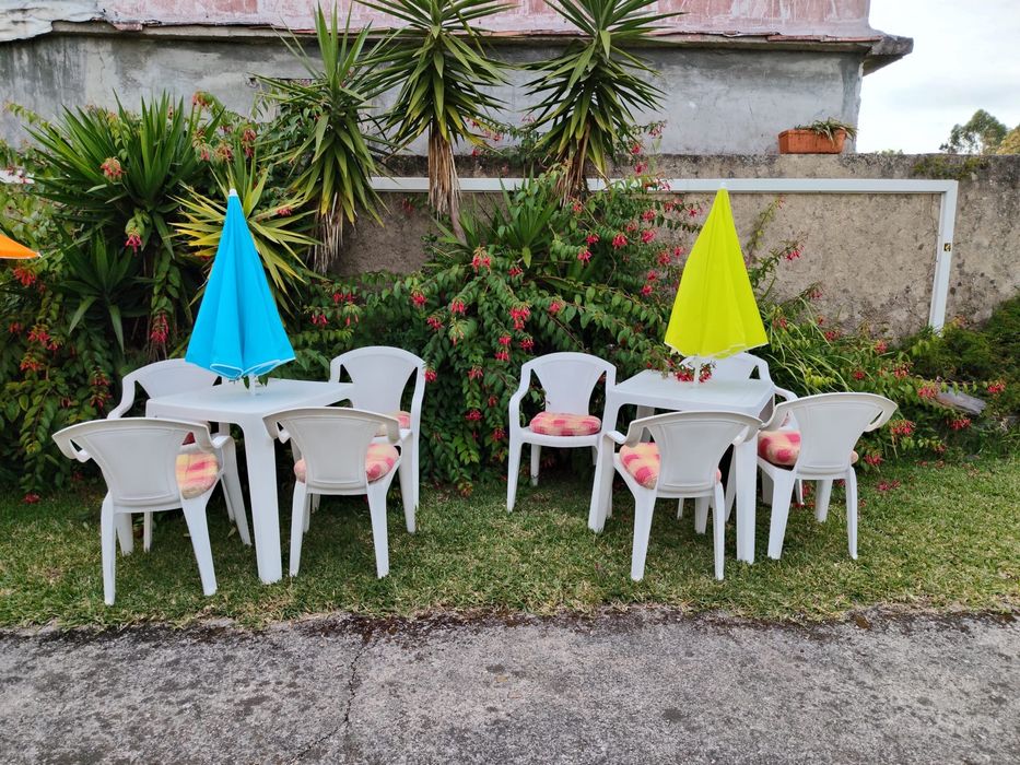 Dois conjuntos de mesa e quatro cadeiras