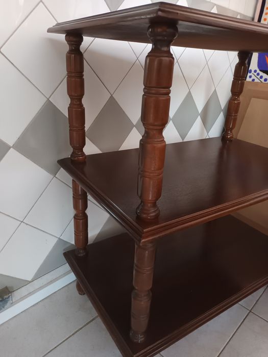 Mesa em Madeira para TV por exemplo