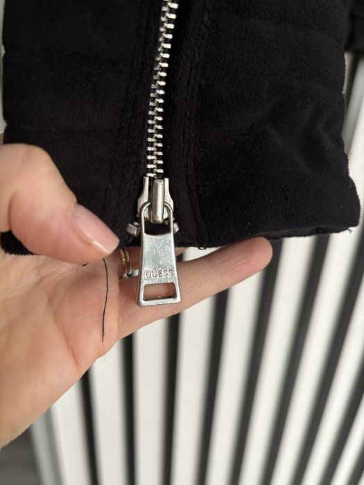 Czarna pikowana kurtka guess