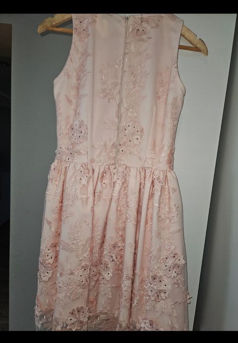 rozowa sukienka z krysztalkami i zdobieniami