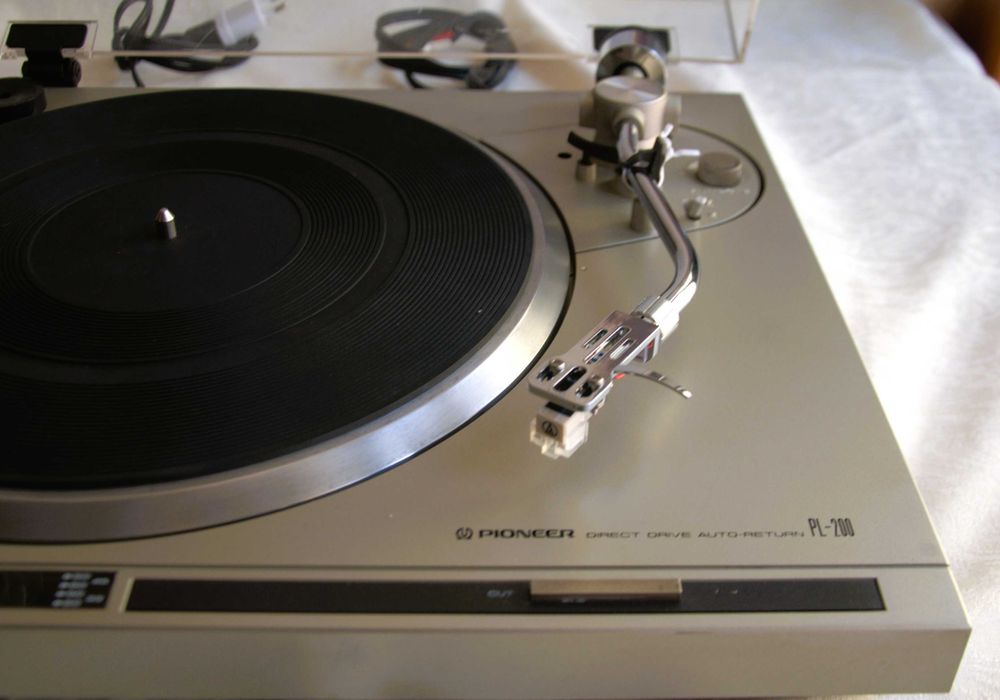Gira Discos Pioneer PL 200