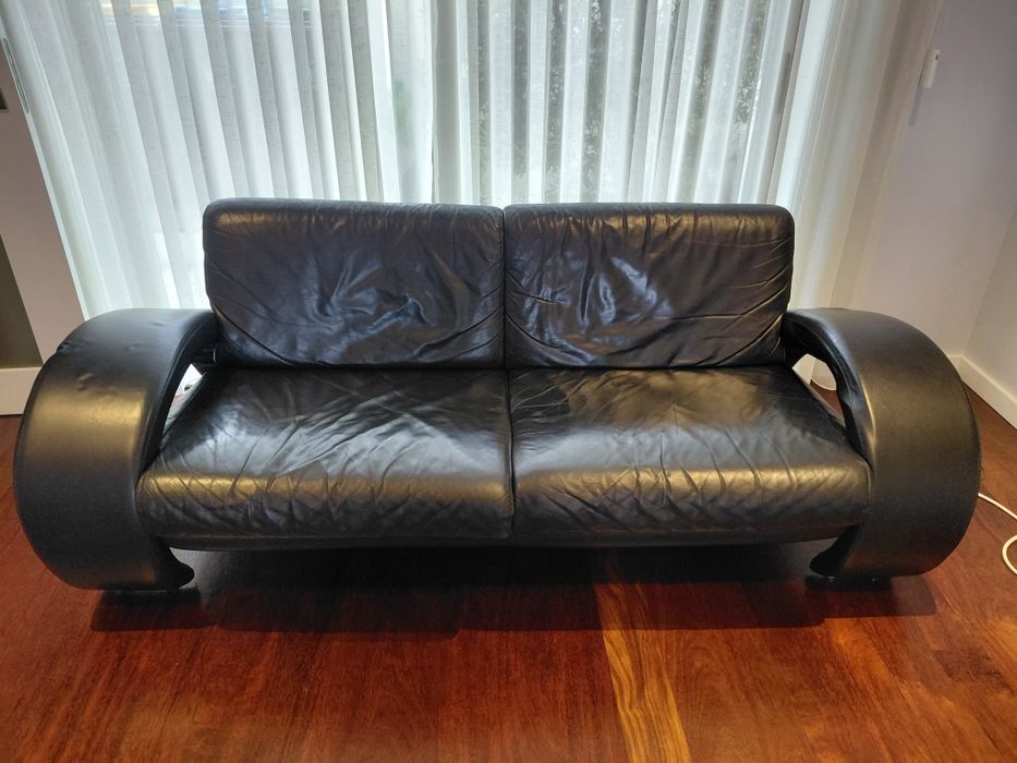 Sofá 3 lugares em pele preta