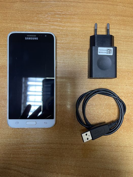 Мобільний телефон Samsung SM-J320