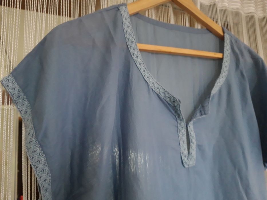 Vestido liso, de cor azul celeste, com borda em renda (M)