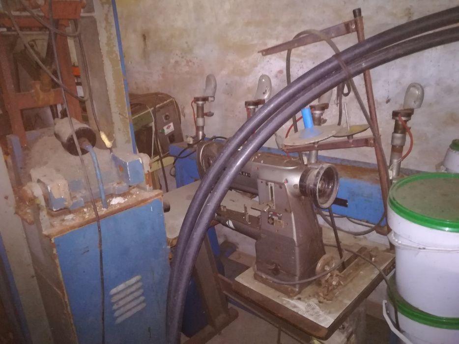 Várias máquinas de calçado