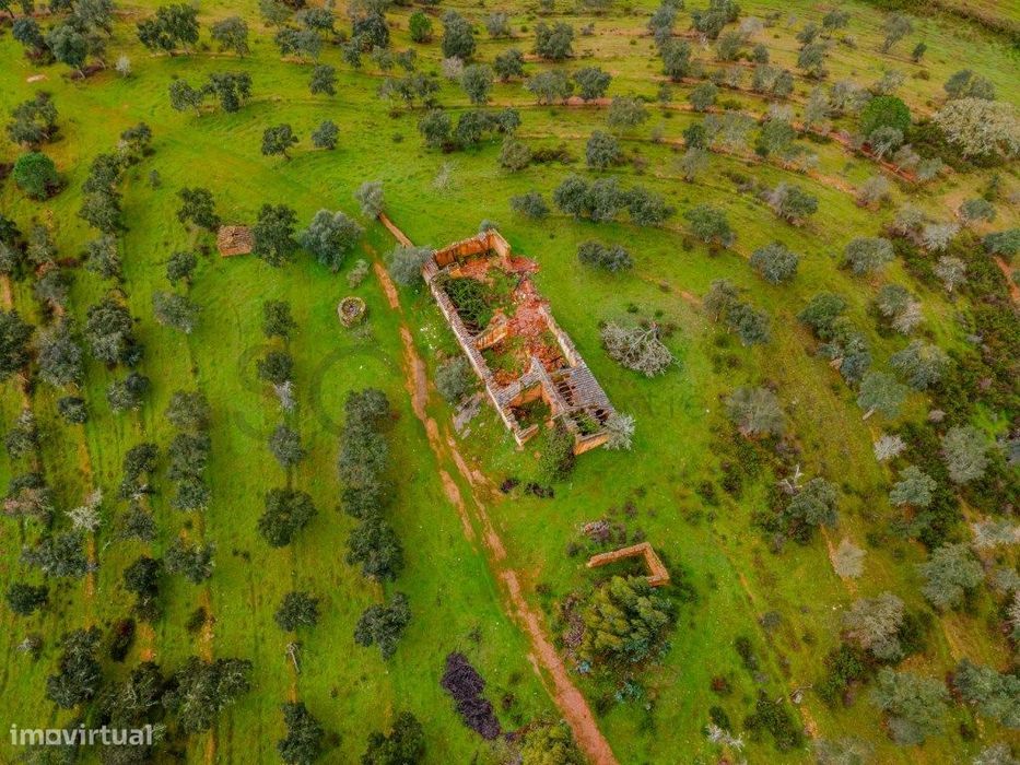 Herdade com moradia para recuperar [ barragem e ribeiro ]