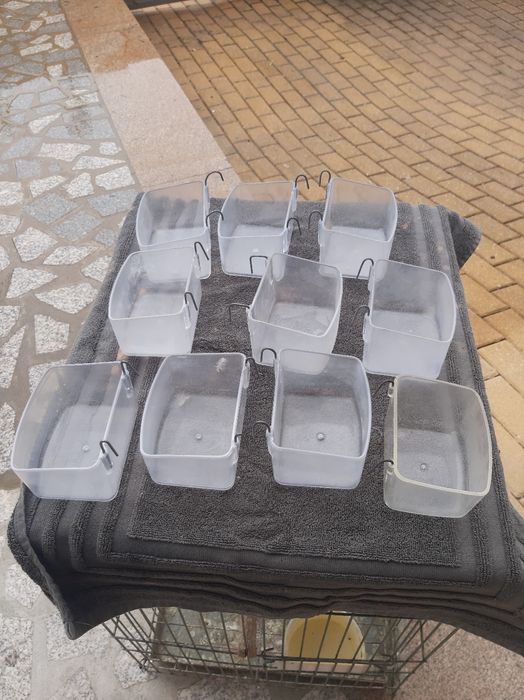 Banheiras ou comedouros para aves de porte maior