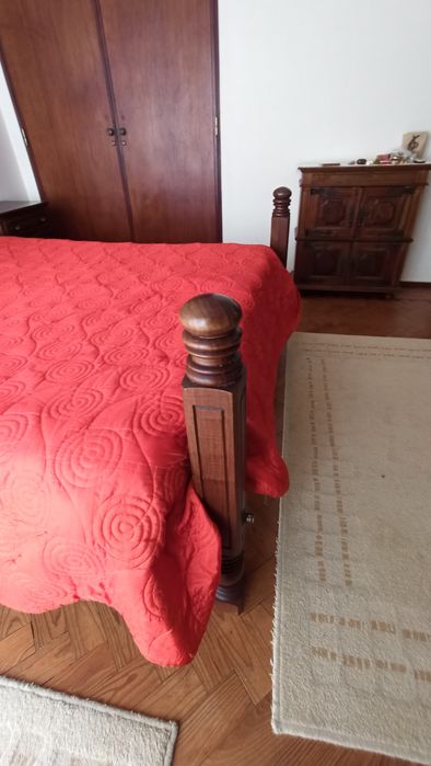 Quarto casal, cama e 2 mesas cabeceira