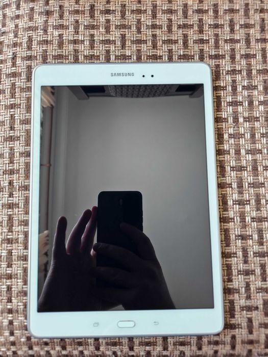 Планшети Huawei MediaPad M5 10.8"(2K, LTE); Samsung Galaxy Tab A (LTE)