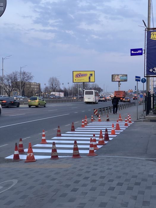 Дорожння розмітка. Нанесеня розмітки для парковки. Різмітка стоянки
